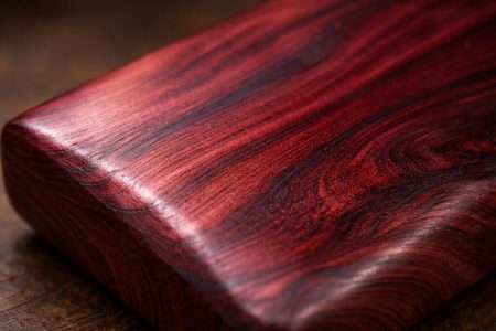 bois-sable-rouge-reflets-metalliques