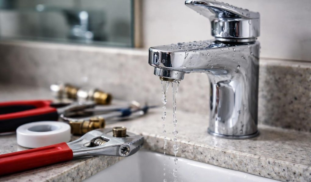robinet-eau-fuite-outils-plomberie