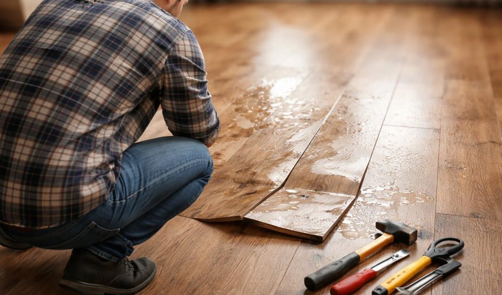 personne-inspecte-parquet-gonfle-outils
