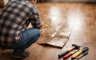 personne-inspecte-parquet-gonfle-outils