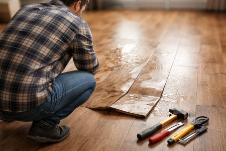 personne-inspecte-parquet-gonfle-outils
